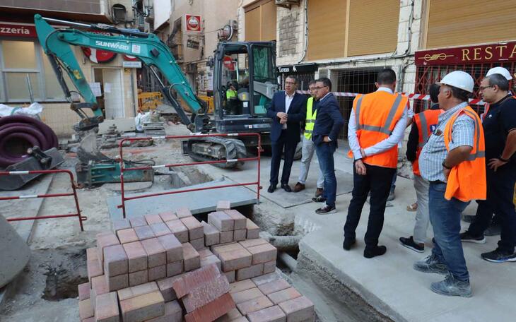 Benidorm encara la recta final de las obras de renovación de las redes de agua potable y alcantarillado de la calle Pérez Martorell