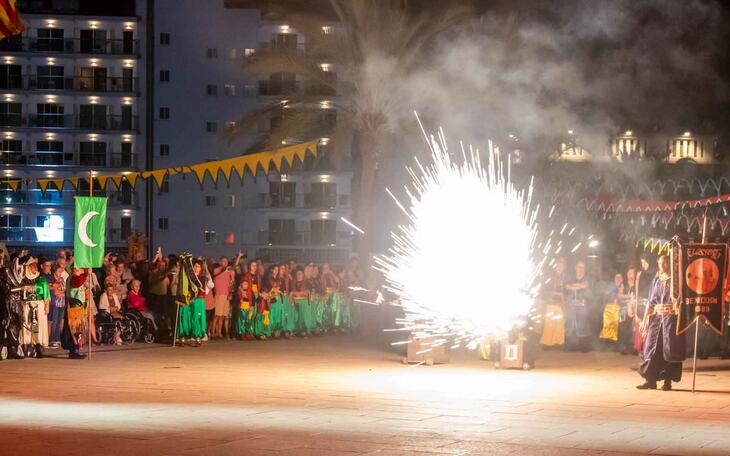 Los piratas de Berbería conquistan Benidorm en el inicio de sus fiestas de Moros y Cristianos