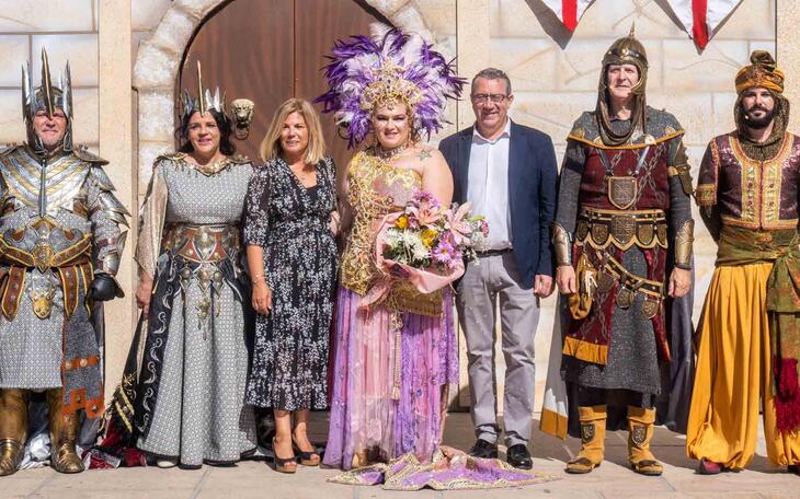 Toni Pérez y Mariló Cebreros con los reyes cristianos y mora, alcaide y embajador.
