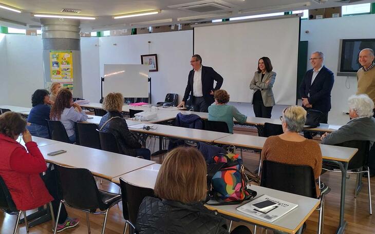 Benidorm licita el ‘Benidorm TIC’, con el que se crea la Oficina de Atención al Mayor y que incluye cursos gratuitos de alfabetización digital 