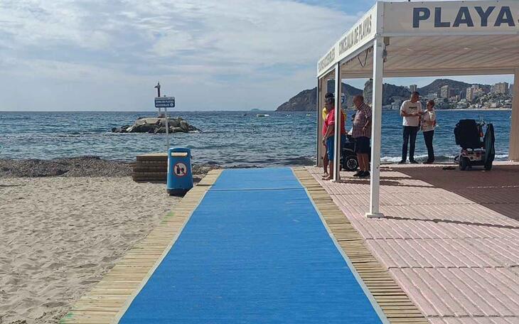 Benidorm instala pasarelas enrollables en los puntos de playas accesibles para facilitar el acceso a los usuarios