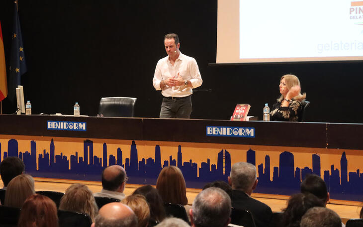 Javier Chicote diserta en Benidorm sobre el periodismo de investigación y los servicios secretos 
