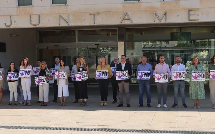 Benidorm guarda un minuto de silencio para condenar el crimen machista de una mujer de 33 años en Segovia