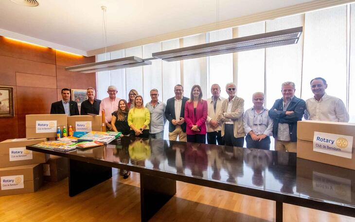 El Rotary Club de Benidorm dona a la Agrupación local de AMPAS material de papelería para escolares vulnerables 