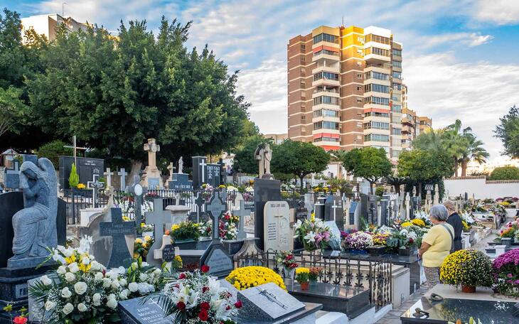 Cementerios informa de los servicios y horarios con motivo de Todos los Santos