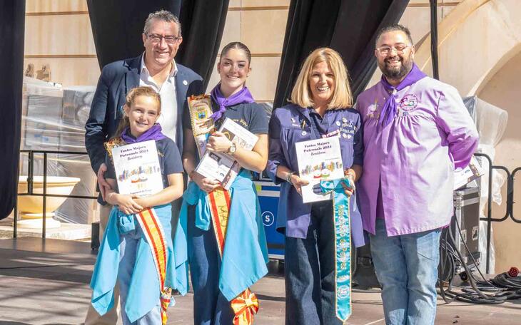 Toni Pérez, alcalde de Benidorm con las reinas, Valentina Alomóbar y Laia Zamora, la concejal Mariló Cebreros y el presidente de la Associació de Penyes, Jaume Cortés.