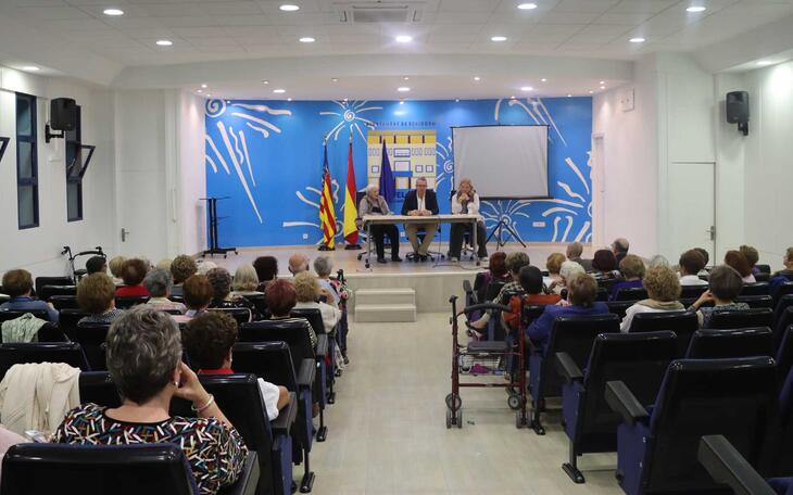 El alcalde explica a las Amas de Casa la gestión de las ayudas de Benidorm a los afectados por la DANA 