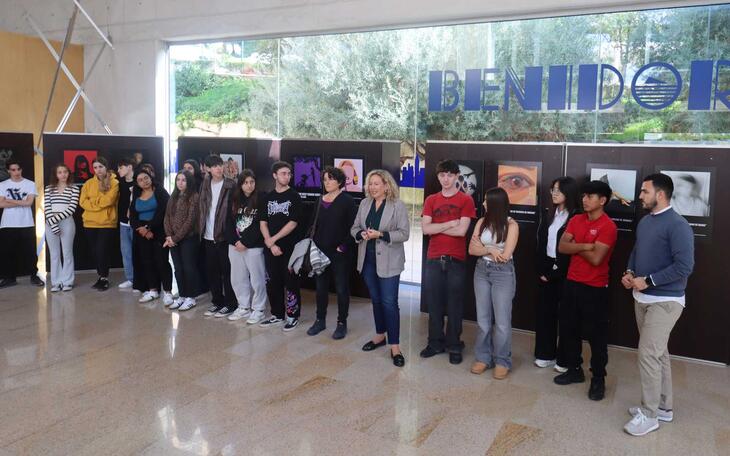 Alumnos del Pere Maria Orts i Bosch plasman su rechazo a la violencia machista en 18 carteles que podrán verse en todo Benidorm