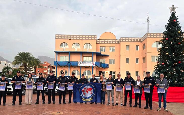 La Policía Local de Benidorm participa en una campaña comarcal de recogida de juguetes para niños afectados por la DANA