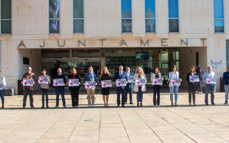 Benidorm guarda un minuto de silencio para mostrar su repulsa hacia el último crimen machista cometido en Orihuela   