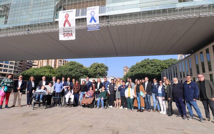Asmibe coloca un lazo conmemorativo en el balcón del Ayuntamiento con motivo del Día Internacional de las Personas con Discapacidad 
