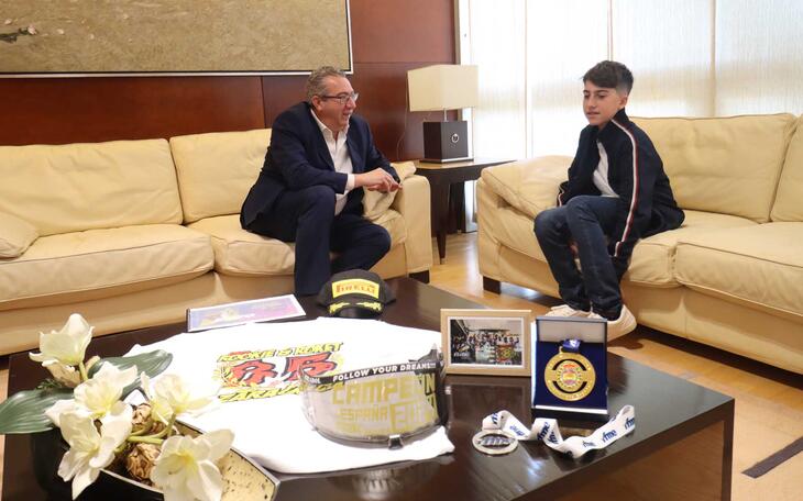 El alcalde recibe al benidormense Enzo Zaragoza, campeón de España de Moto 4 y sexto en el ‘FIM Mini GP World Series’ de la temporada  