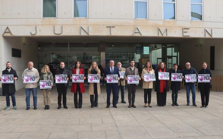 Benidorm expresa con un minuto de silencio su condena por el crimen machista cometido en Viveiro (Lugo)