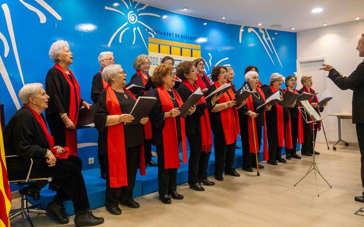 Las Amas de Casa felicitan las fiestas a todo Benidorm en su Festival de Navidad