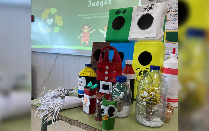 Más de 600 escolares crean adornos navideños a partir de materiales reutilizados en un taller de educación ambiental