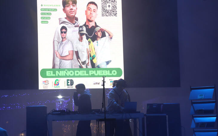 Loops estrena ‘El niño del pueblo’ en la Plaza de la Navidad de Benidorm 