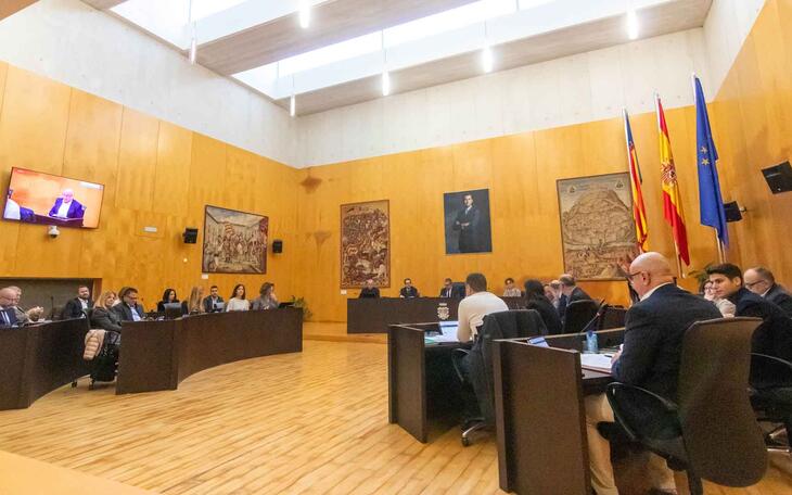 El pleno prorroga un año el contrato de gestión de las playas y compensa a la empresa por el desequilibrio que tuvo durante la pandemia