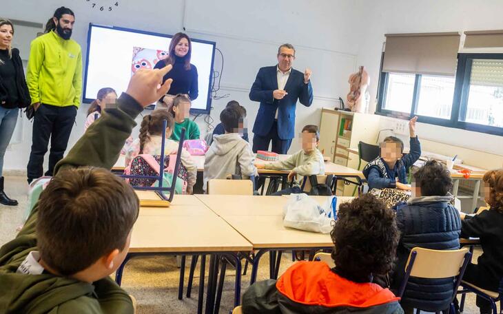 Cerca de una treintena de menores de entre 3 y 12 años asisten a la ‘Escuela de Navidad’