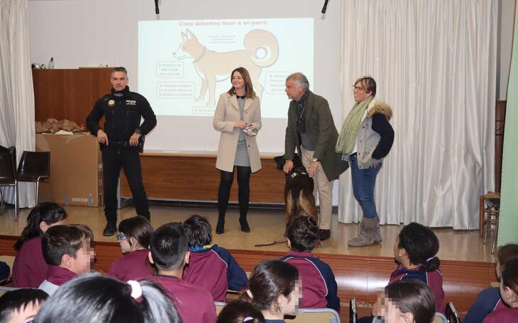 La Unidad K9 de la Policía Local vuelve a visitar desde hoy todos los colegios de Benidorm