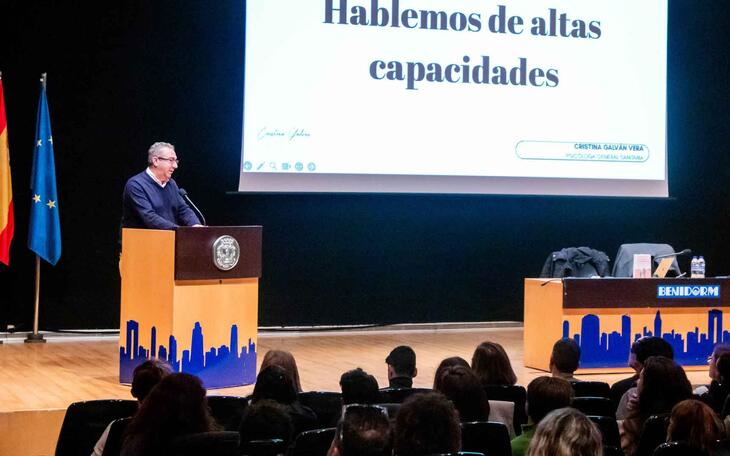 El Salón de Actos del Ayuntamiento de Benidorm ha acogido la celebración de las octavas Jornada Educativa de FAMPA (Federación Comarcal Agrupación de Asociaciones de Madres y Padres) Marina Baixa en colaboración con la Concejalía de Educación Alrededor de 200 personas han asistido al evento, previa inscripción; un auditorio formado en su mayoría por madres, padres y profesionales de la enseñanza. Entre los asistentes, el alcalde de Benidorm, Toni Pérez, la concejal del área, Maite Moreno y otros miembros de