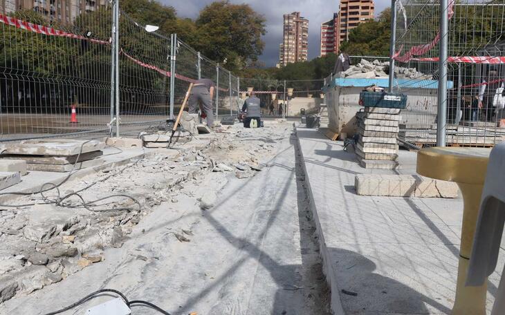 Benidorm ejecuta una obra en la plaza de SS MM Reyes de España para acabar con las filtraciones de agua al parking de L’Aigüera