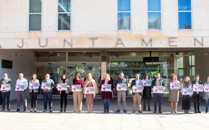 Minuto de silencio en el Ayuntamiento de Benidorm.