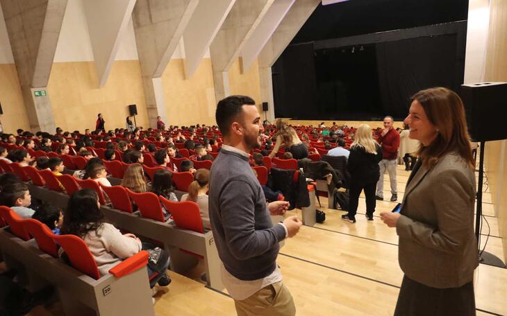 El ciclo ‘Joves Espectadors’ reúne a cerca de 900 escolares de Primaria en el auditorio del Centro Cultural de Benidorm 
