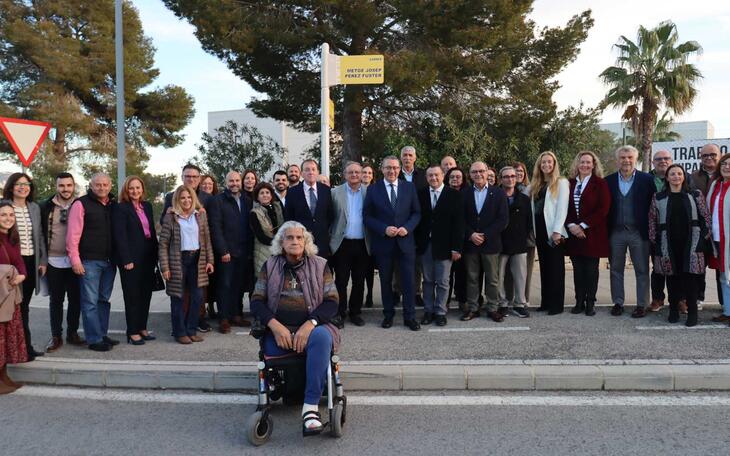 Benidorm culmina el homenaje al Metge Josep Pérez Fuster con la rotulación de una calle con su nombre