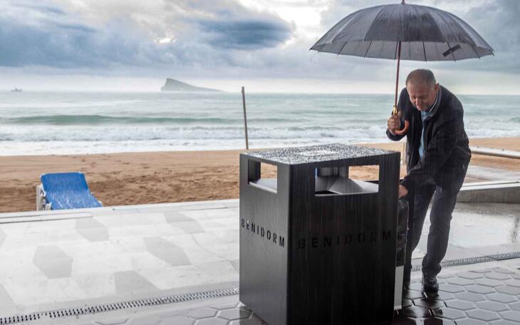 Benidorm renueva las papeleras del Paseo de Levante con un modelo que multiplica la capacidad hasta los 250 litros