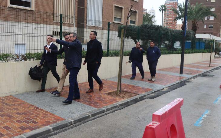 Benidorm reabre la calle Ibiza tras finalizar las obras de renovación de infraestructuras hídricas mientras ultima los trabajos de pintura 