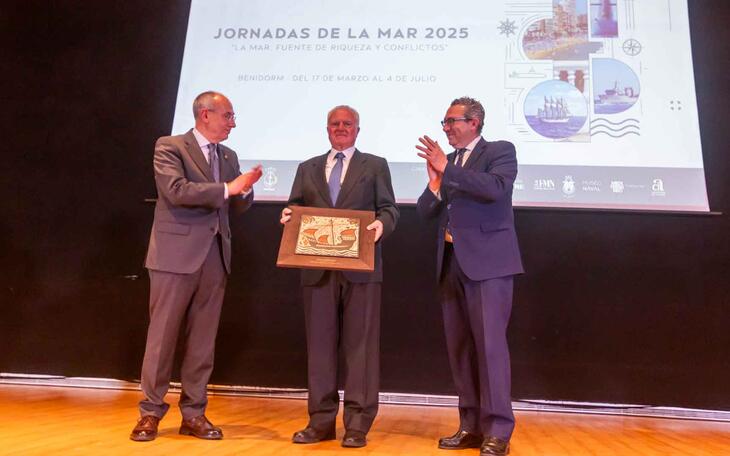Los «55,5 años en la Armada» del almirante Rebollo en las Jornadas de la Mar de Benidorm