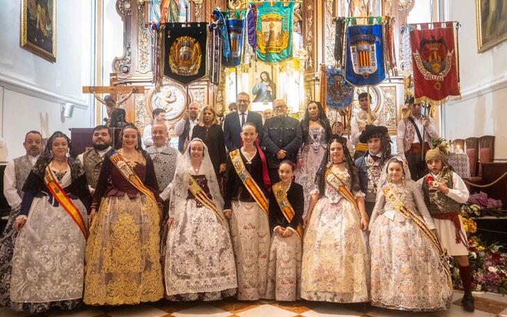 Ofrenda de las fallas de Benidorm a la Virgen.