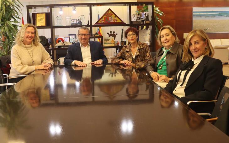 El alcalde Toni Pérez recibe a la directiva de la asociación ‘Mujeres 2000’ en su 25 aniversario