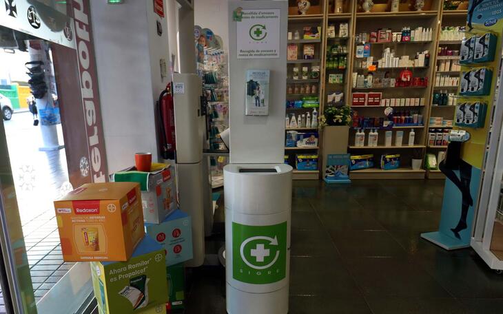 Los benidormenses depositan casi 7.000 kilos de envases vacíos o con restos de medicamentos en los puntos SIGRE de las farmacias 