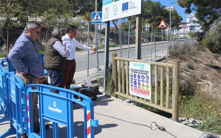 Benidorm continúa con la naturalización del parque El Moralet con la instalación de una nueva valla perimetral de madera