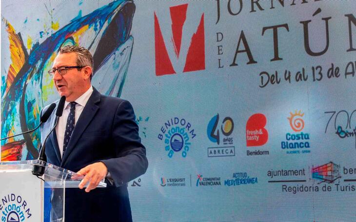 El Benidorm Gastronómico inaugura sus quintas Jornadas del Atún con el ronqueo de un ejemplar de 320 kilos