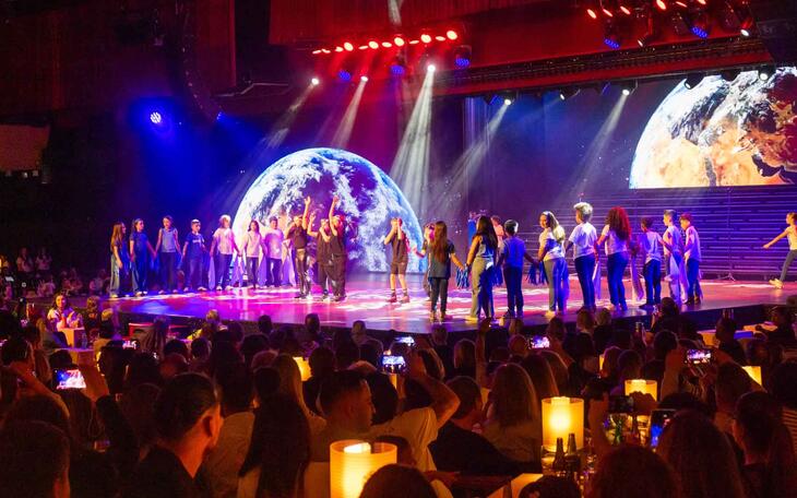 Lleno solidario en el Benidorm Palace en el festival de FAMPA a favor de Aspanion