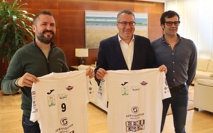 El Club Balonmano Benidorm jugará el sábado ante el Barça con una camiseta conmemorativa del ‘700 Aniversari’