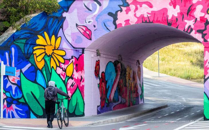 ‘Luces cruzadas’, arte urbano y efímero en el puente de El Murtal de Benidorm