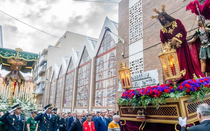 La procesión de Nuestra Señora de la Esperanza y la Paz sale a la calle en Benidorm