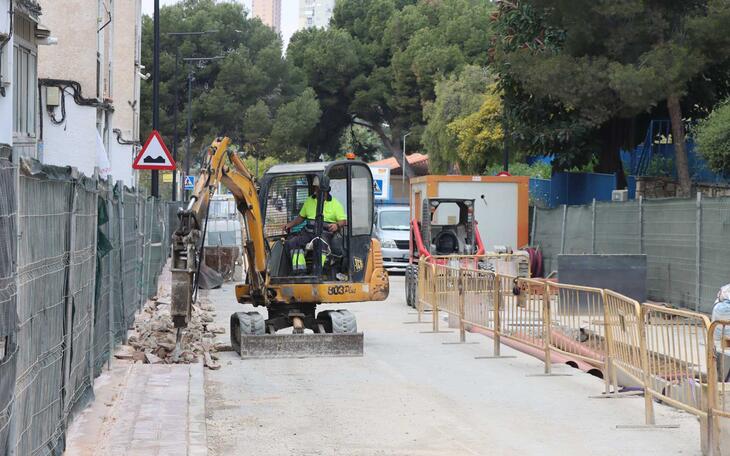 La renovación de infraestructuras hidráulicas en la calle Capitán Cortés finalizará antes de acabar el mes de junio 