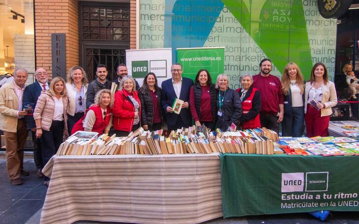 El Ayuntamiento se une a la iniciativa de la UNED ‘Un libro x un kilo’ en favor de Corazón Exprés