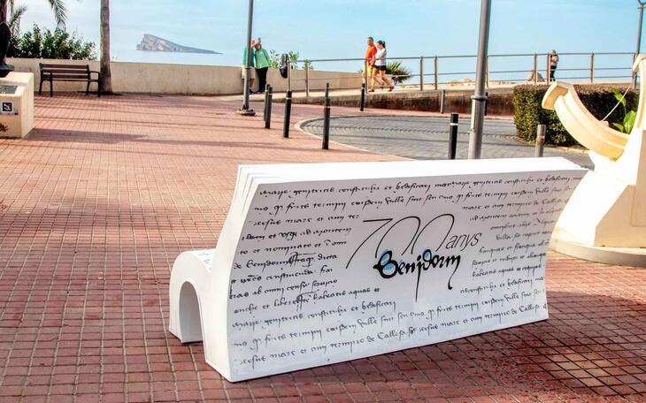 Un banco con forma de libro en el Paseo de Colón se une a los elementos para difundir el 700 Aniversario de Benidorm