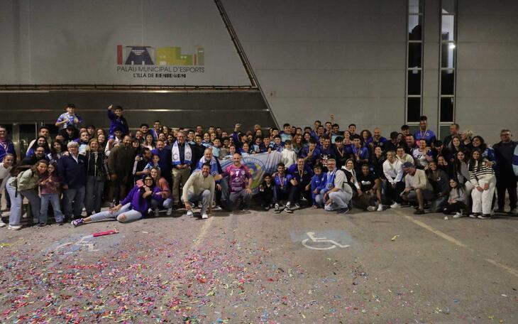 El Servigroup Playas de Benidorm de voleibol se da un baño de masas a su llegada a la ciudad tras ascender a la Superliga