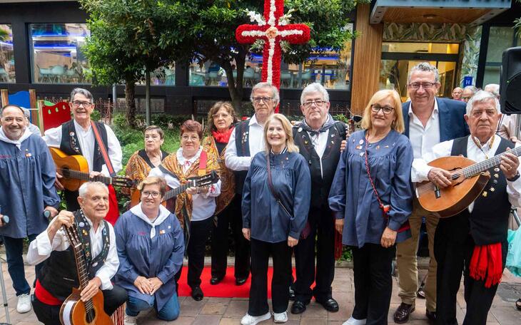 Toni Pérez con los integrantes de Tramontana.
