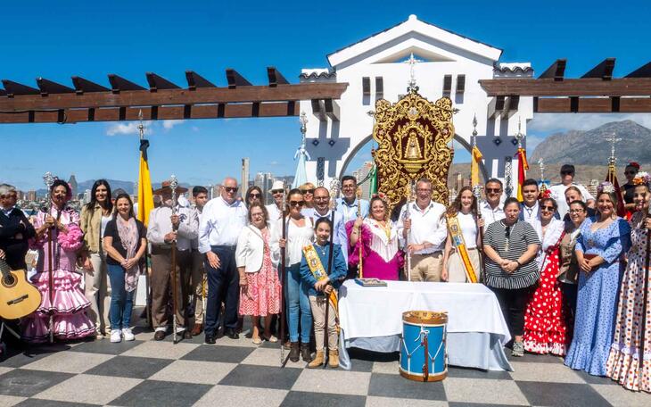 Miembros de la Hermandad y de la Corporación Municipal tras la firma en el Libro de Reglas.