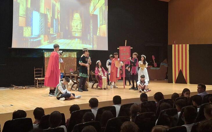Alumnos del CEIP Ausiàs March escenifican para otros colegios el otorgamiento de la Carta Pobla  