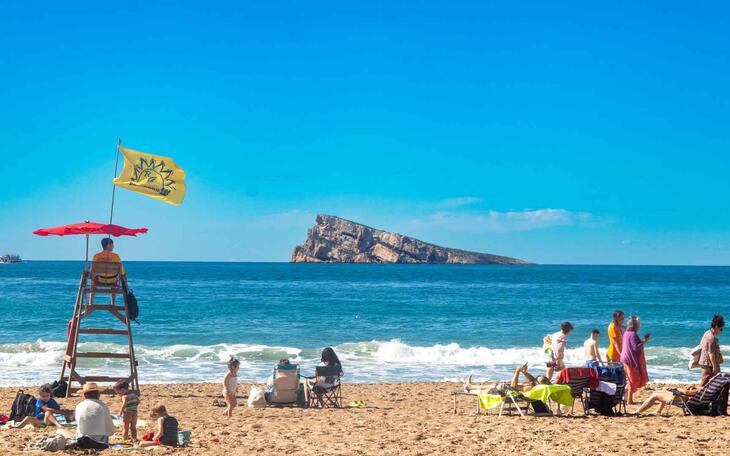 Benidorm refuerza a partir del 1 de junio la limpieza, socorrismo y seguridad en las playas por el inicio de la temporada alta