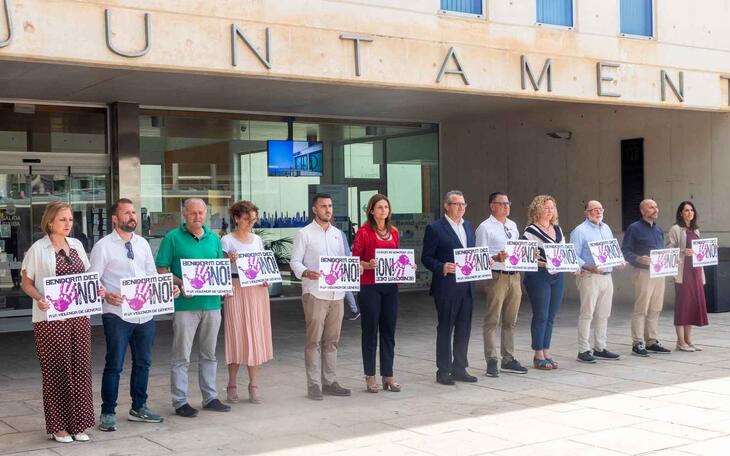 Benidorm guarda un minuto de silencio en repulsa por el asesinato de una menor de 13 años en Bilbao 