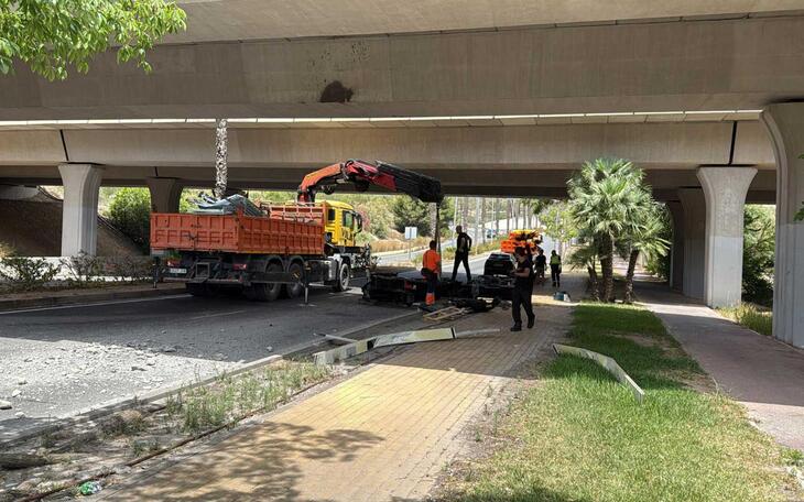 Cerrados al tráfico los carriles que conectan las rotondas de Raphael y La Razón por un incidente con una grúa